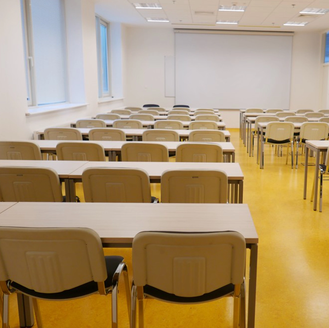 klasa z ławkami