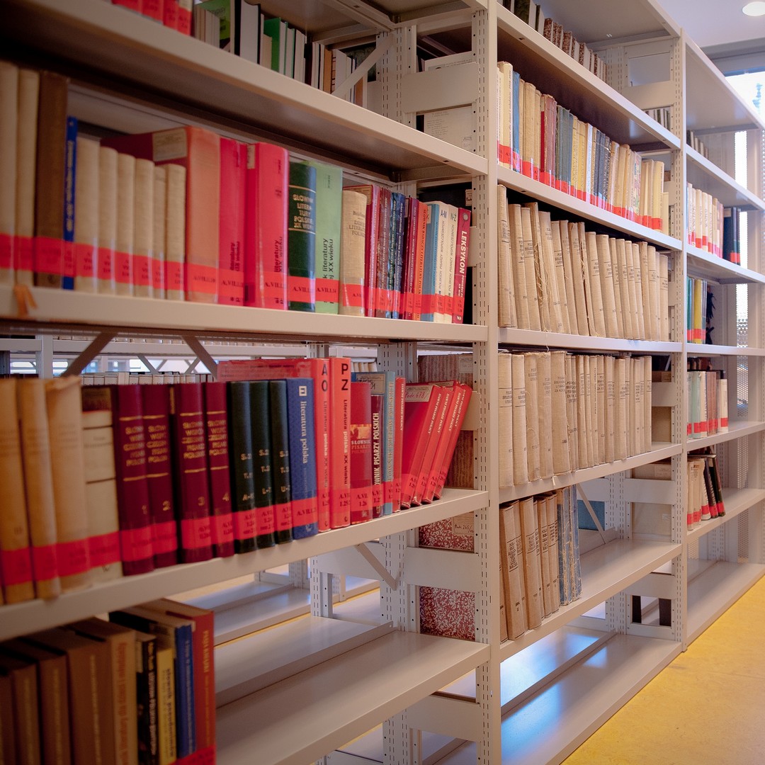 książki na półce w bibliotece