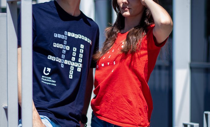 Studenci na tle budynku Wydziału Filologicznego